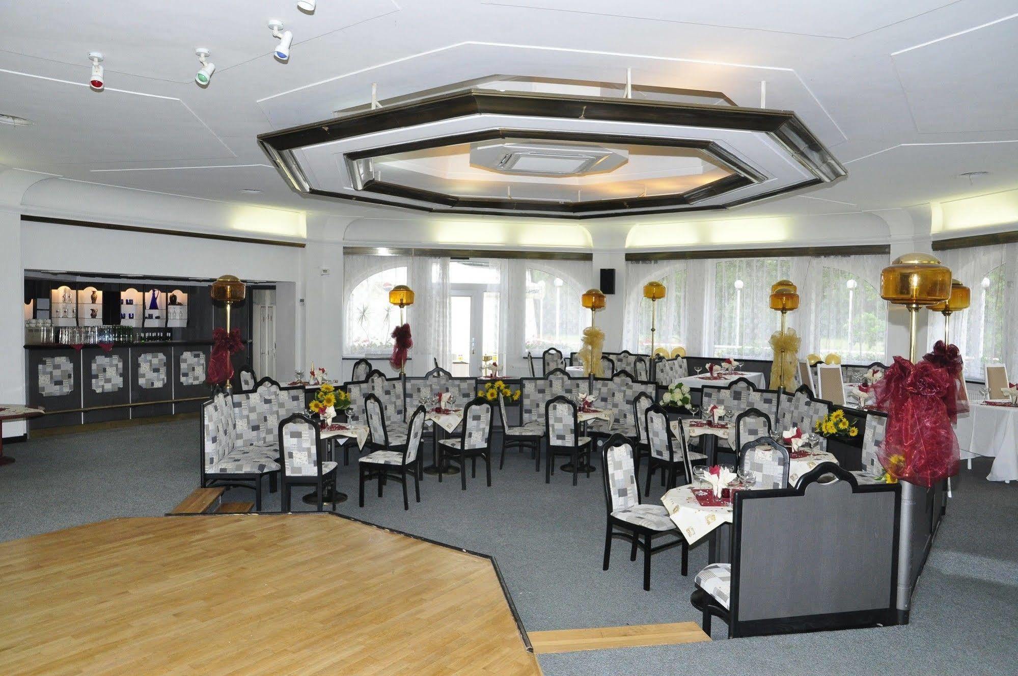 Hotel Ostrov نيمبورك المظهر الخارجي الصورة