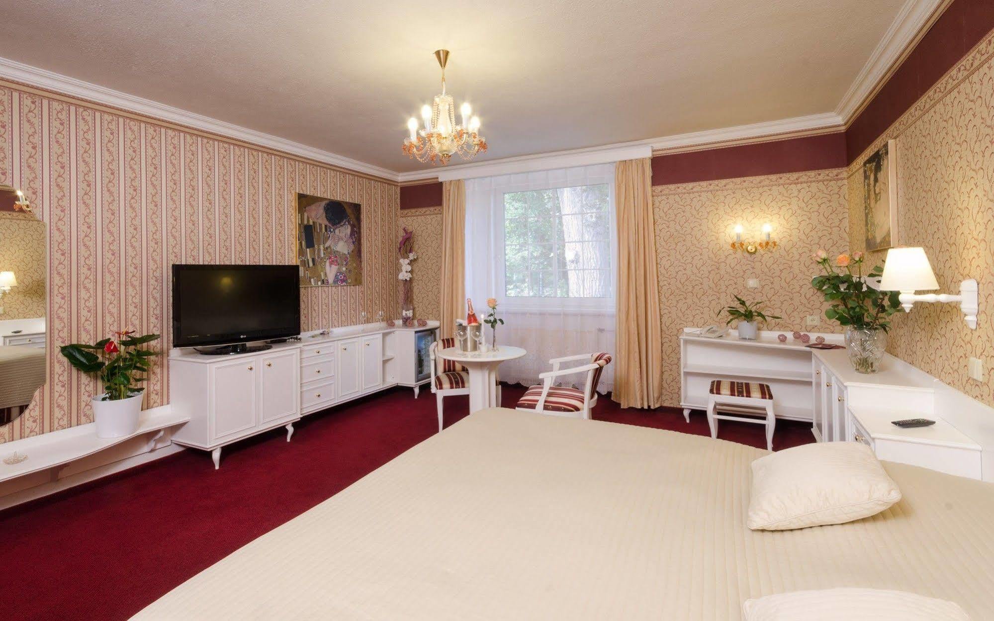 Hotel Ostrov نيمبورك المظهر الخارجي الصورة